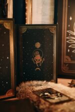 The Marigold Tarot Book - A Guide to the Symbolism Hardback – Bild 3