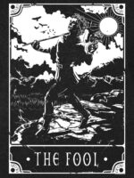⁦Deadly Tarot - The Fool Men's Heather Black Denim T-Shirt⁩ - الصورة ⁦3⁩