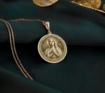 ⁦Virgin Mary Queen of Peace Medjugorje Pendant | 14K Solid Gold - Spiritual Protection Catholic Symbol⁩ - الصورة ⁦3⁩
