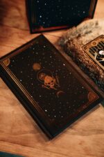 The Marigold Tarot Book - A Guide to the Symbolism Hardback – Bild 2